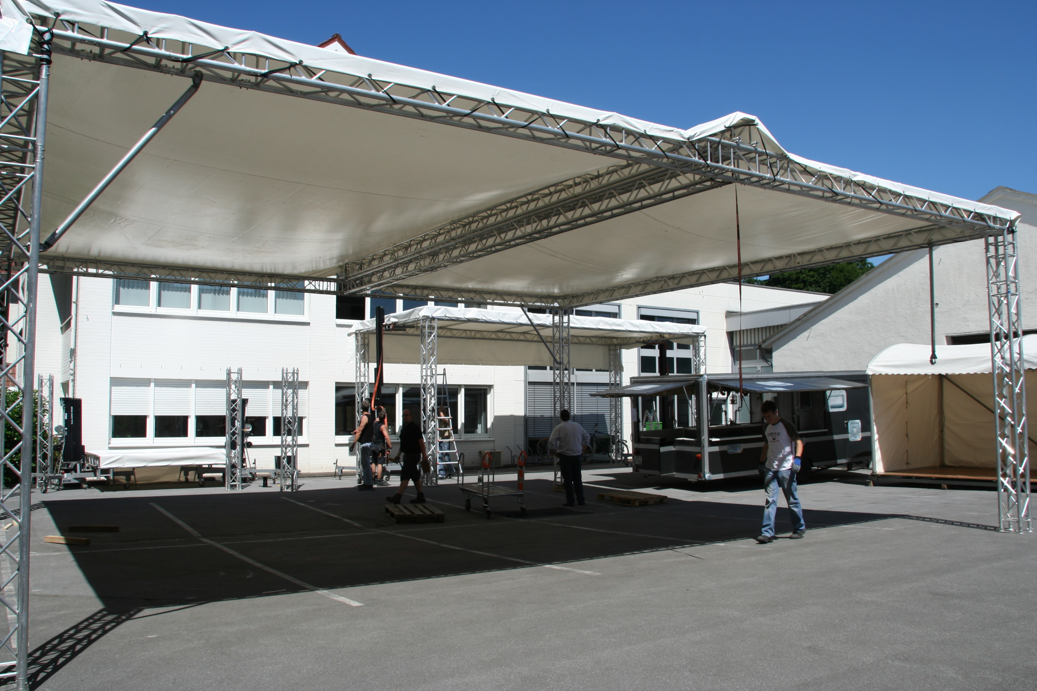 Terrasse aus Traversensystem mit 3  x 6m Dachplane