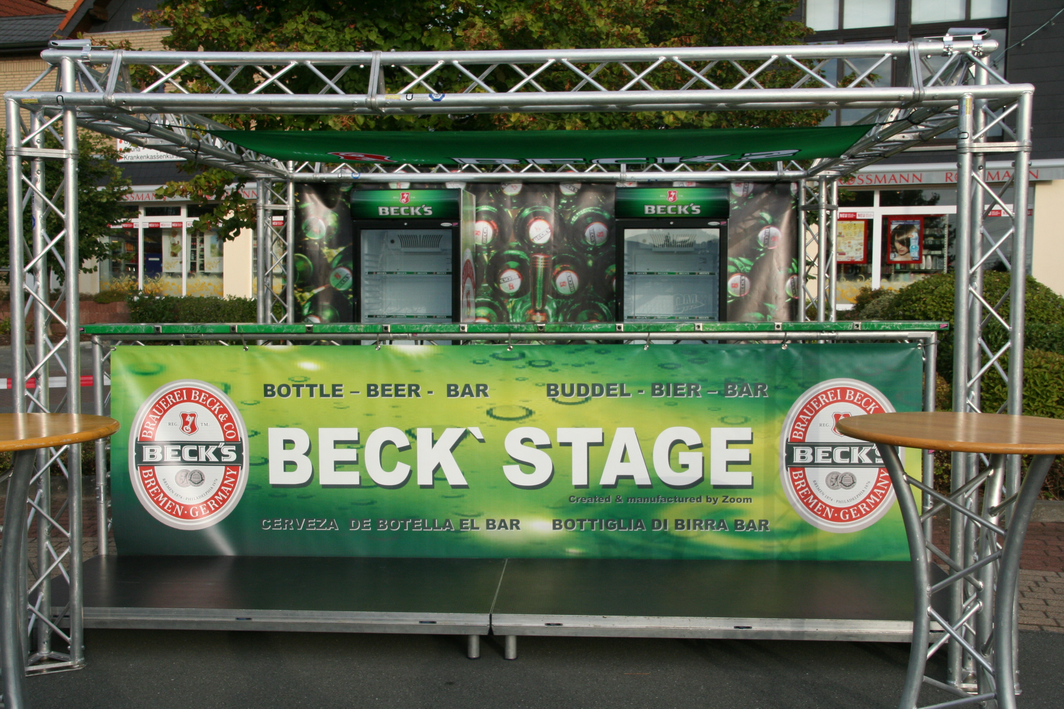 Showtheke "Beck´stage"  xxs-Version, 4 m Truss-Theke mit Banner und Thekenauflage