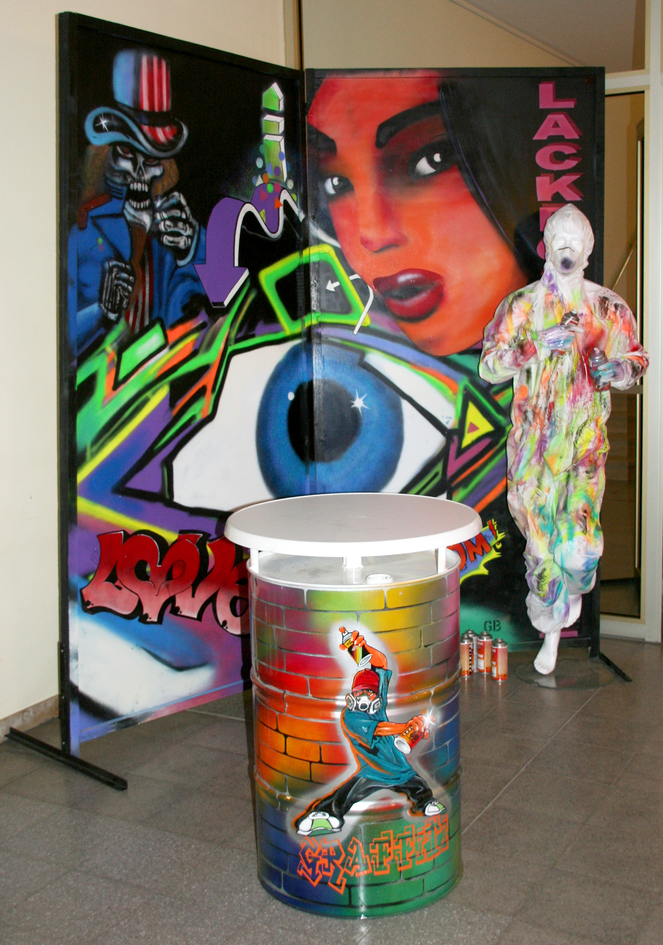 Stellwand Graffiti "Lackdose Intoleranz" 2,40 x 2,20 Meter