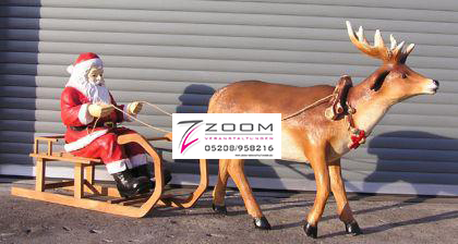 Weihnachtsmann auf Schlitten mit Rentier
